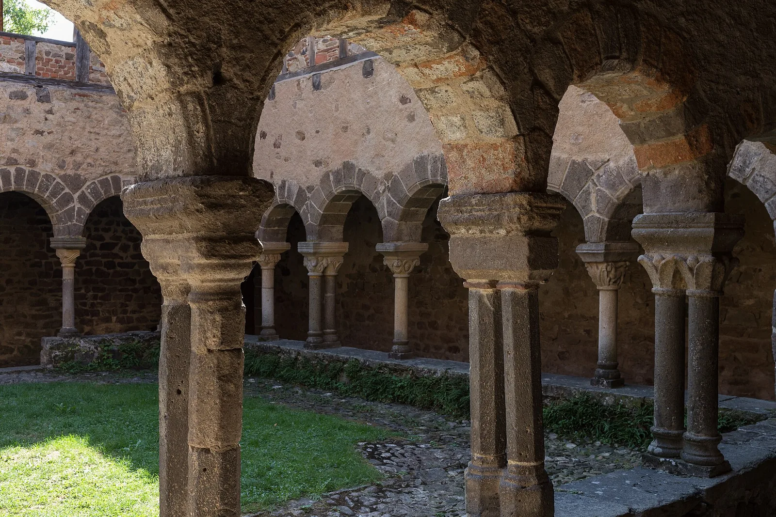 Lavaudieu cloister