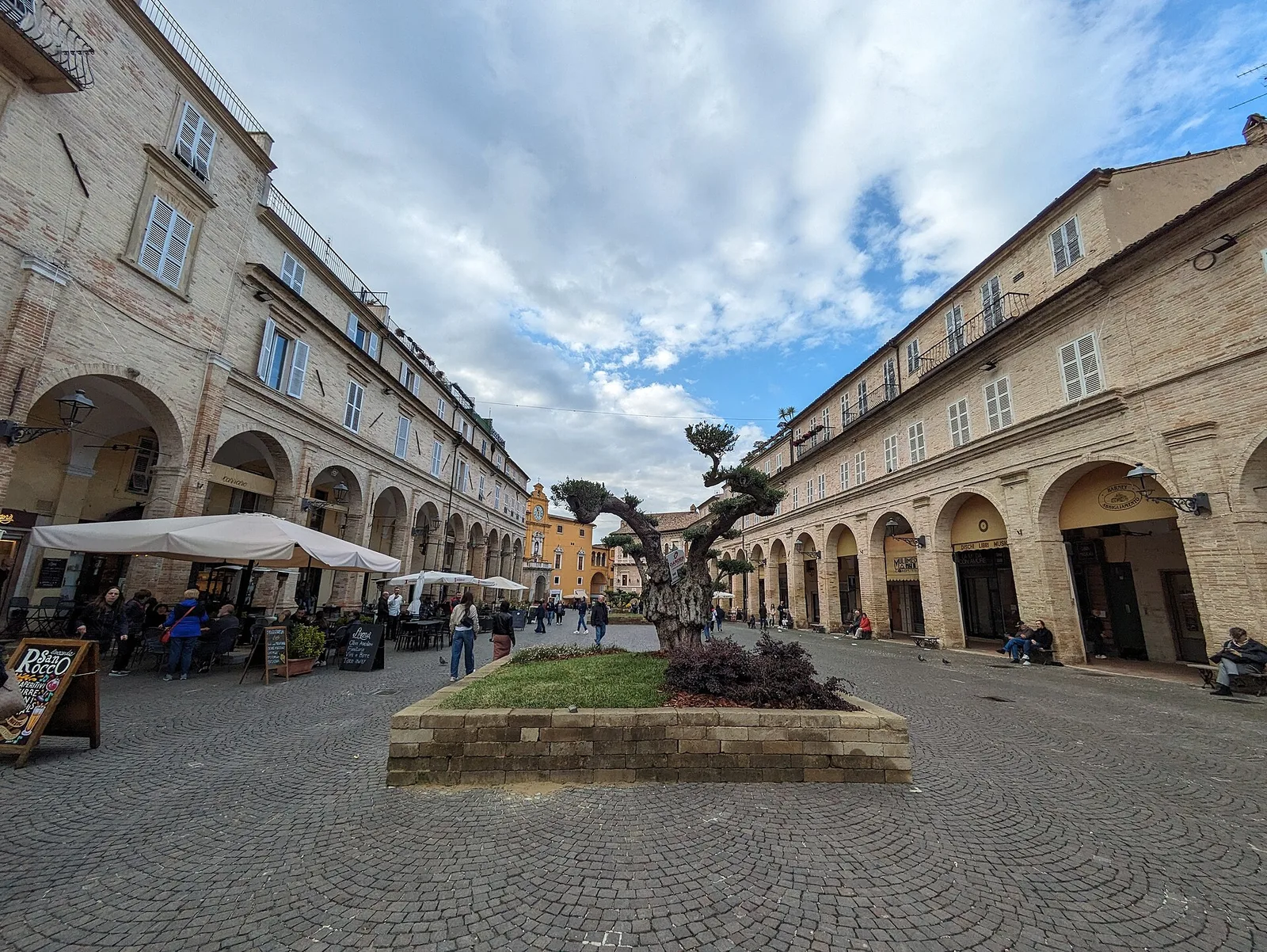 Piazza del Popolo, Fermo